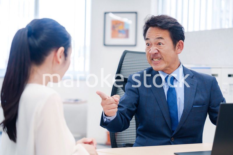上司からパワハラを受ける社員