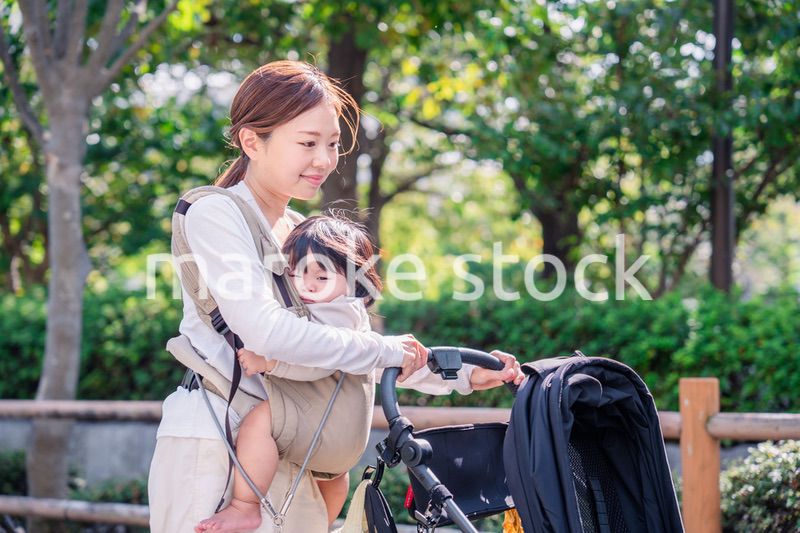 ベビーカーでお出かけをするお母さんと子ども
