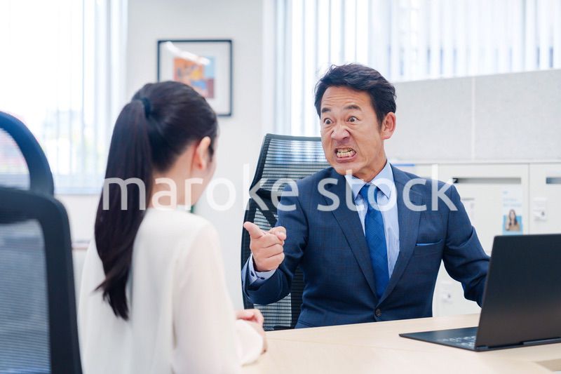 上司からパワハラを受ける社員