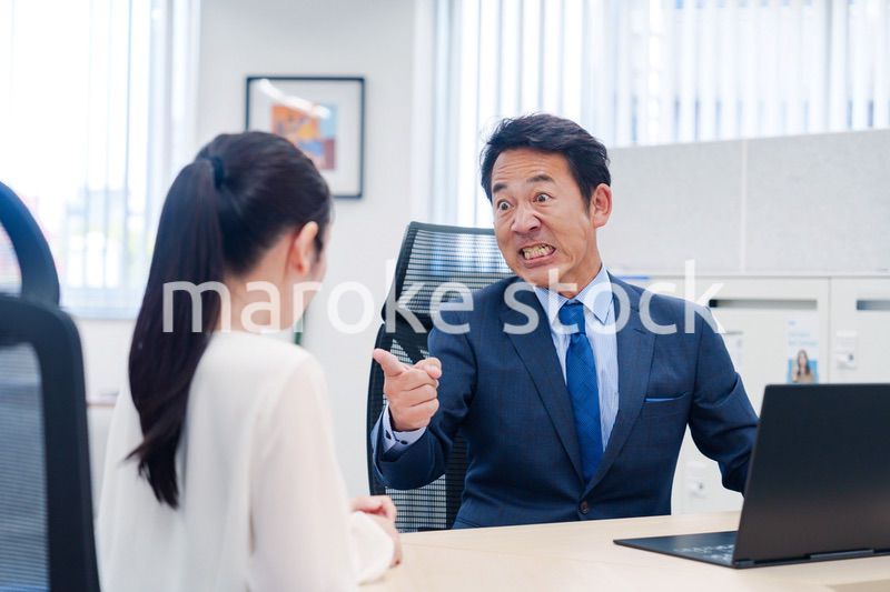 上司からパワハラを受ける社員