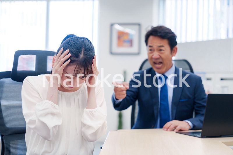 上司からパワハラを受ける社員