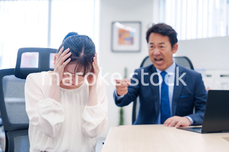 上司からパワハラを受ける社員