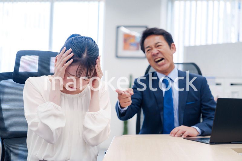 上司からパワハラを受ける社員