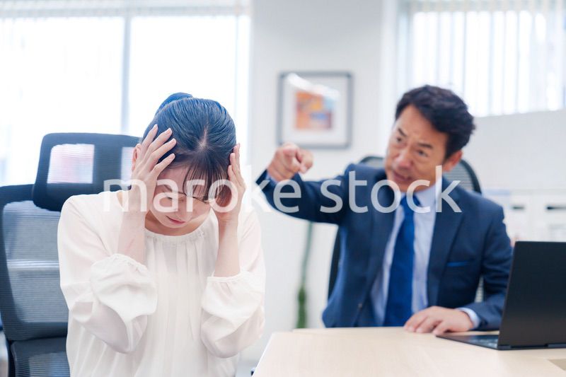 上司からパワハラを受ける社員