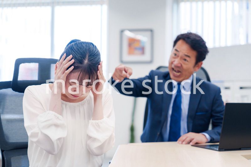 上司からパワハラを受ける社員