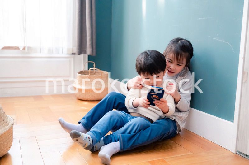 兄弟でスマホを取り合う小さな子ども