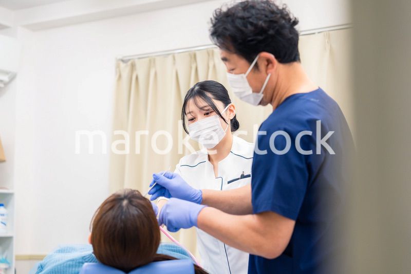 歯科治療をする歯医者の男性
