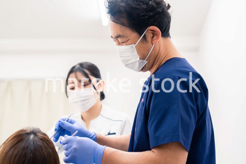 歯科で働く歯科助手の女性
