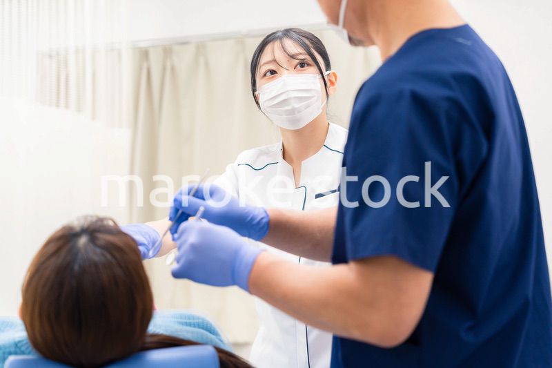 歯科で働く歯科助手の女性