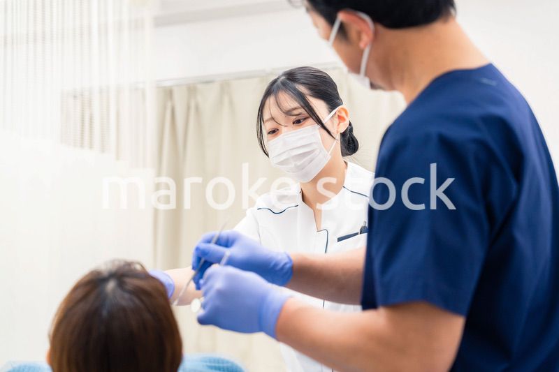 歯科で働く歯科助手の女性