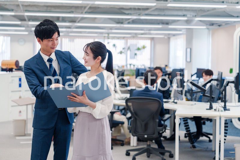 オフィスで先輩に相談をする若い女性