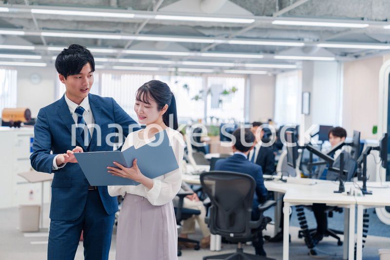 オフィスで先輩に相談をする若い女性