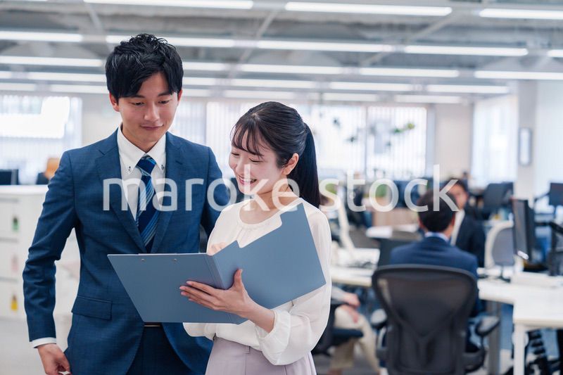 オフィスで先輩に相談をする若い女性