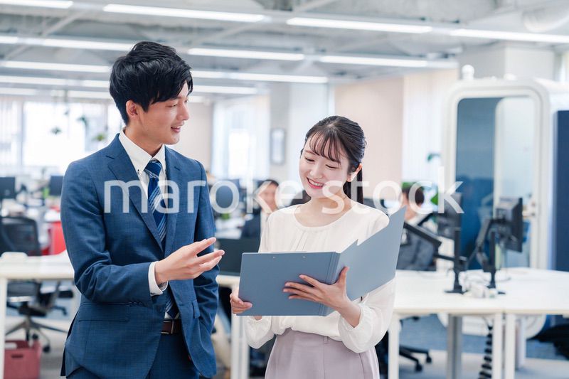 オフィスで先輩に相談をする若い女性