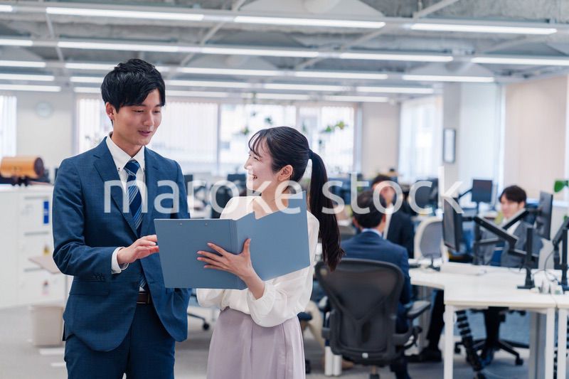 オフィスで先輩に相談をする若い女性