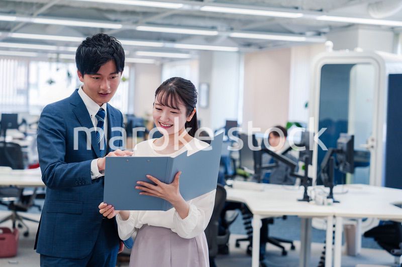 オフィスで先輩に相談をする若い女性