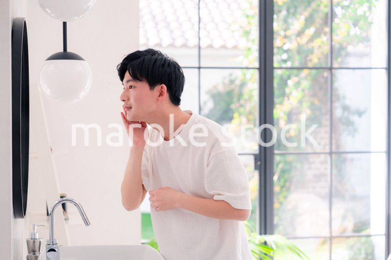 洗面所で身だしなみを整える若い男性