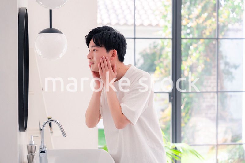 洗面所で身だしなみを整える若い男性