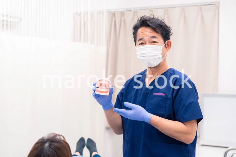 中年のデンタルクリニックの男性ドクター