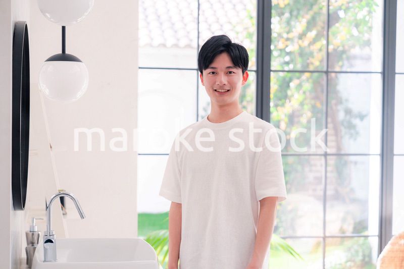 洗面所で身だしなみを整える若い男性
