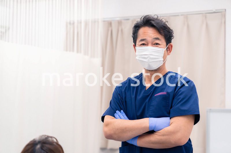 中年のデンタルクリニックの男性ドクター