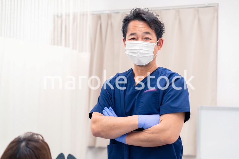 中年のデンタルクリニックの男性ドクター