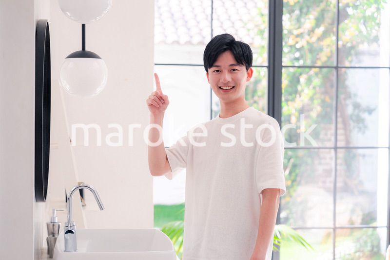 洗面所で身だしなみを整える若い男性