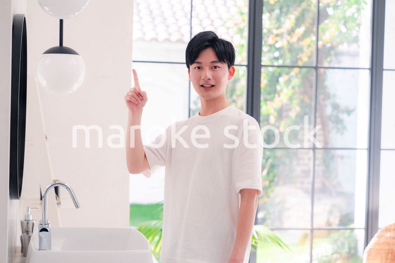 洗面所で身だしなみを整える若い男性