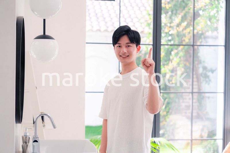 洗面所で身だしなみを整える若い男性