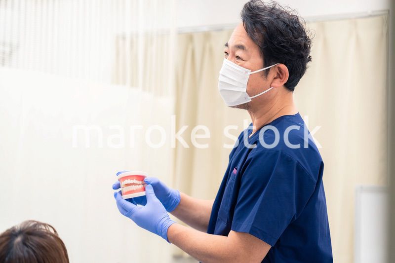 患者に治療方針を説明する歯科医師