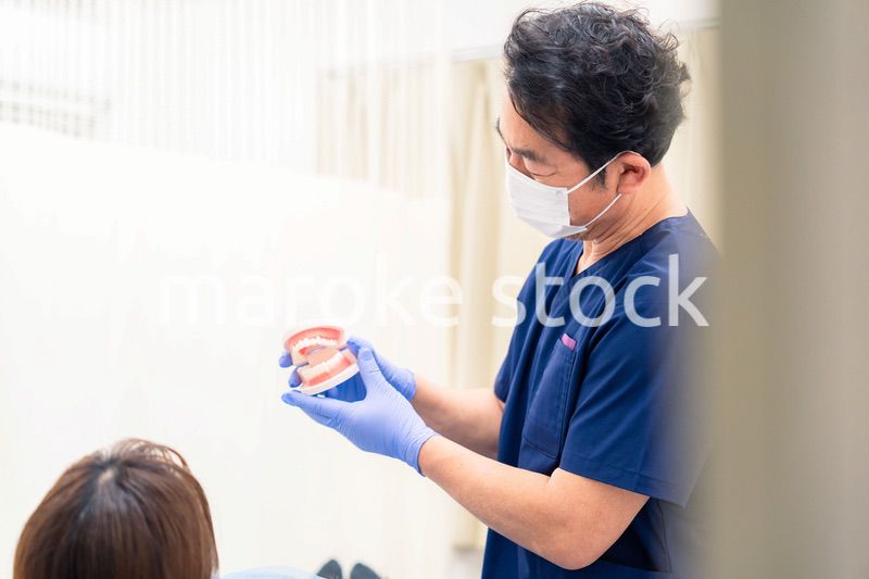 患者に治療方針を説明する歯科医師