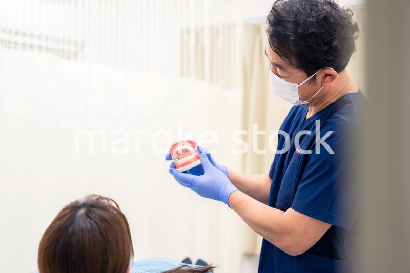 患者に治療方針を説明する歯科医師