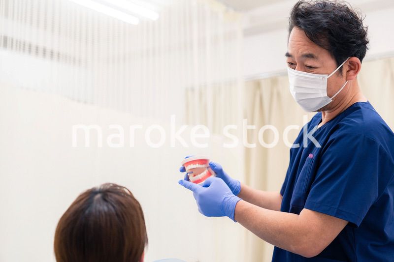 患者に治療方針を説明する歯科医師