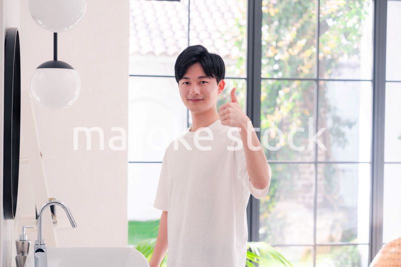 洗面所で身だしなみを整える若い男性