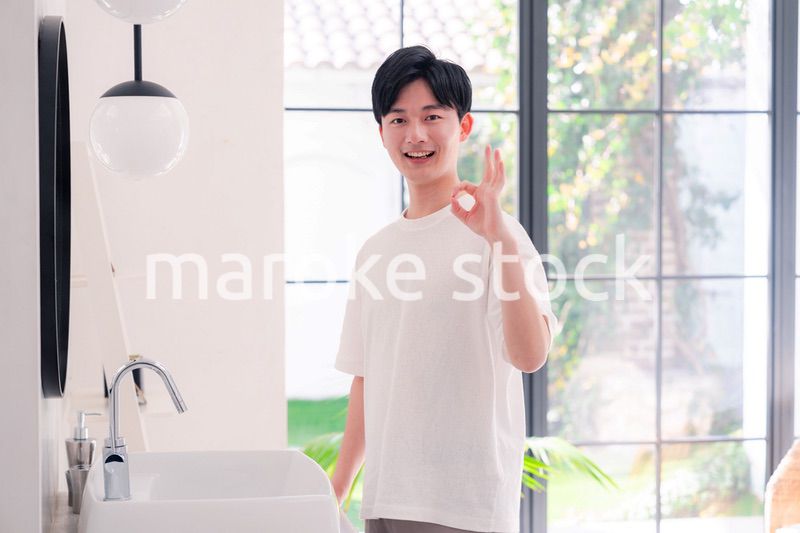 洗面所で身だしなみを整える若い男性