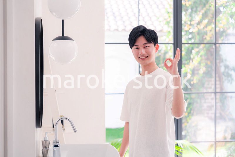 洗面所で身だしなみを整える若い男性