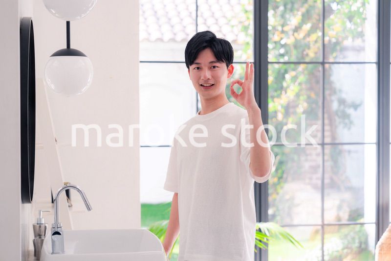 洗面所で身だしなみを整える若い男性