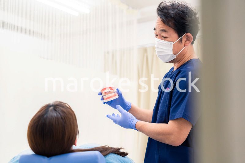 患者に治療方針を説明する歯科医師