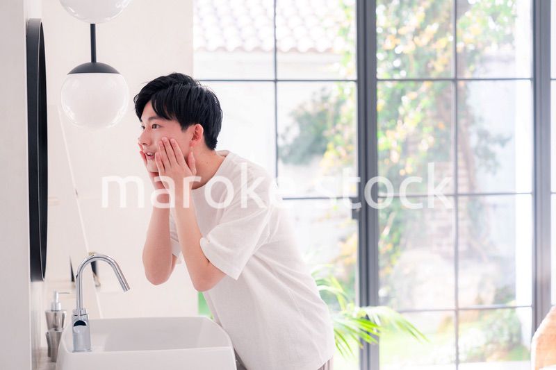 洗面所で身だしなみを整える若い男性