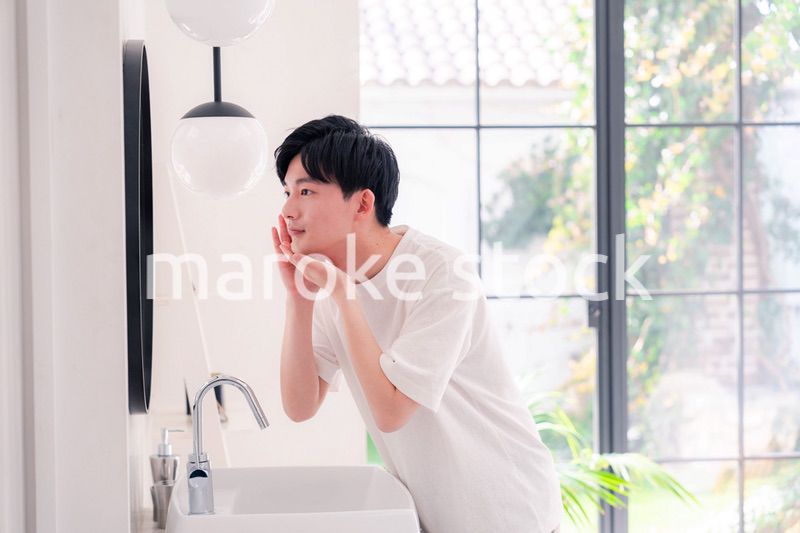 洗面所で身だしなみを整える若い男性