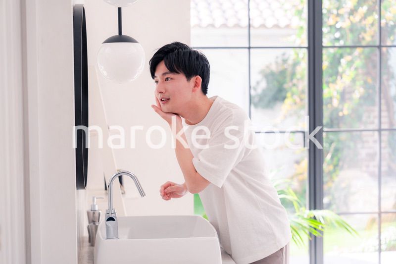 洗面所で身だしなみを整える若い男性