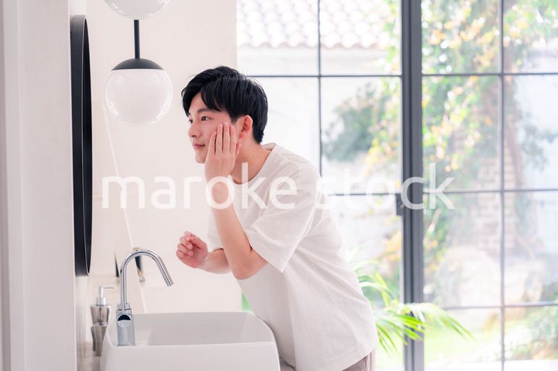 洗面所で身だしなみを整える若い男性