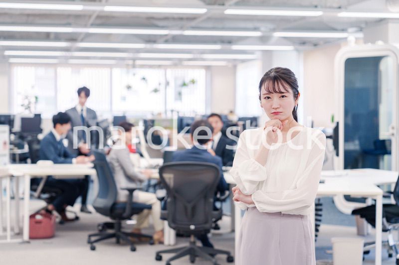 オフィスで悩む若いビジネスウーマン
