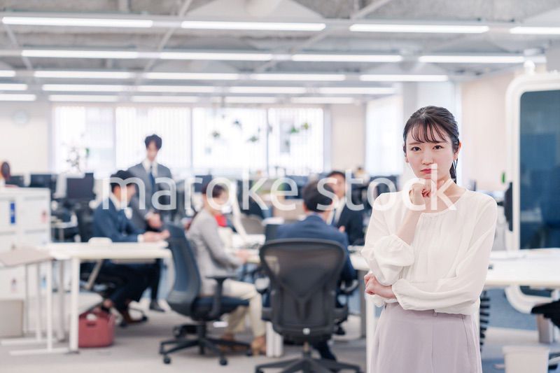 オフィスで悩む若いビジネスウーマン