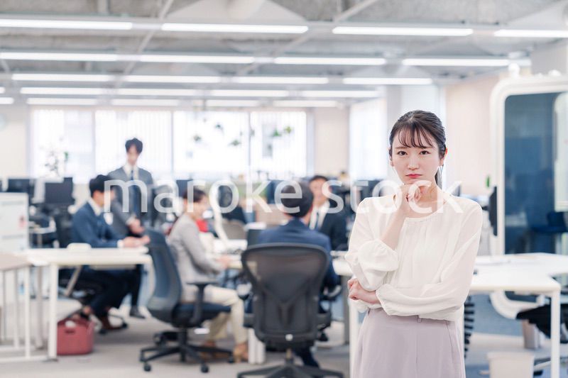 オフィスで悩む若いビジネスウーマン