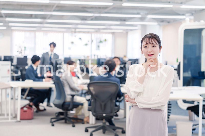 オフィスで悩む若いビジネスウーマン