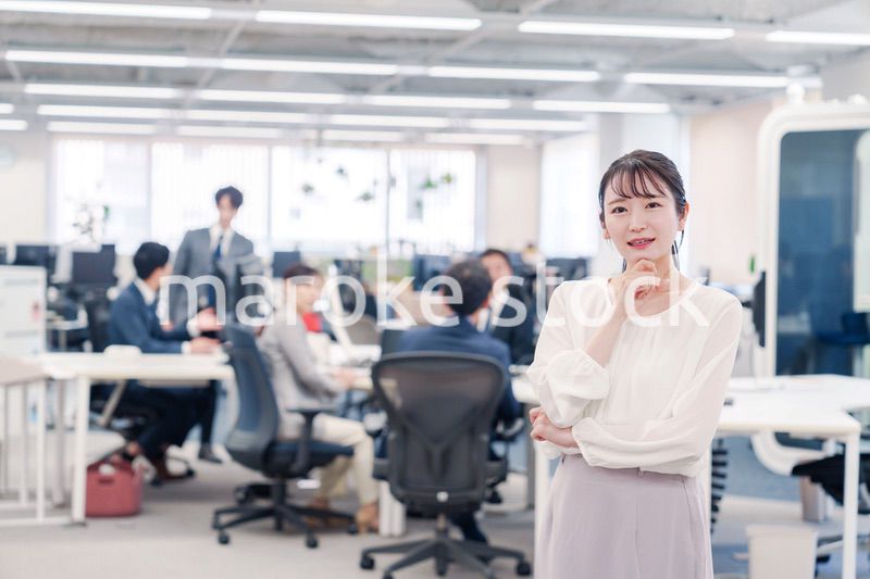 オフィスで悩む若いビジネスウーマン