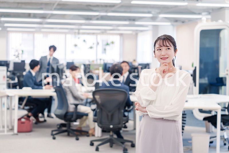 オフィスで悩む若いビジネスウーマン