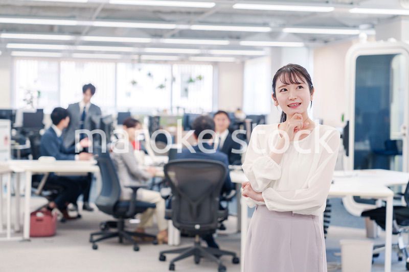 オフィスで悩む若いビジネスウーマン