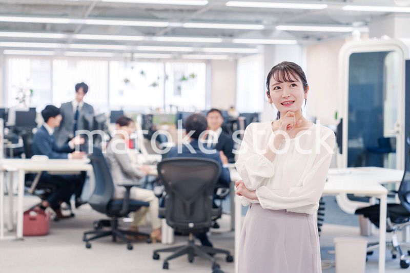 オフィスで悩む若いビジネスウーマン